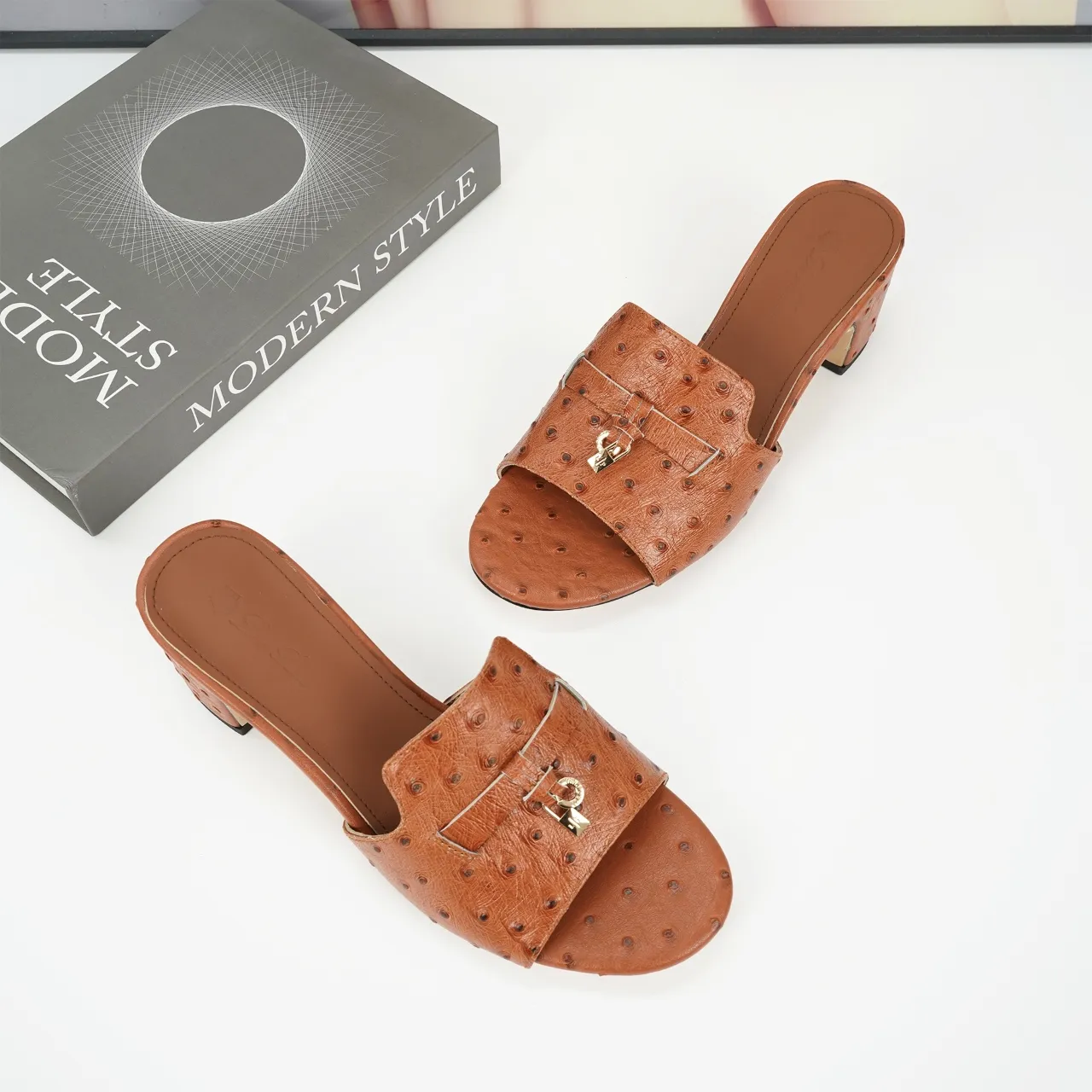 👟👟Ex-factory price 440👟👟 Genuine leather sole +30 suede sheepskin slippers with a strap decorated with Loro Piana My Charms charms and decorated with tone-on-tone stitching. Sophisticated and feminine, it pairs well with both city and resort looks. For those looking for an elegant upgrade, the summer glamor slipper is known for its slim open-back silhouette. size: 35-44 (custom-made sizes 43 and 44 are non-returnable) Upper: imported suede sheep leather (sheep), cowhide ostrich pattern, cowhide snake pattern Lining: imported high-grade mixed sheep silk Heel height: 5.5CM